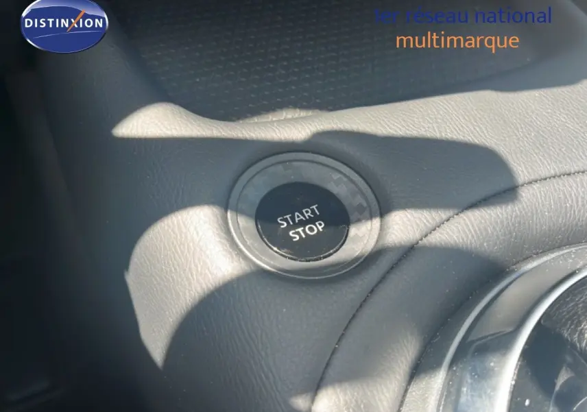 Bouton start/stop en gros plan sur la console intérieure d'une Nissan Juke gris squale metal 2025.