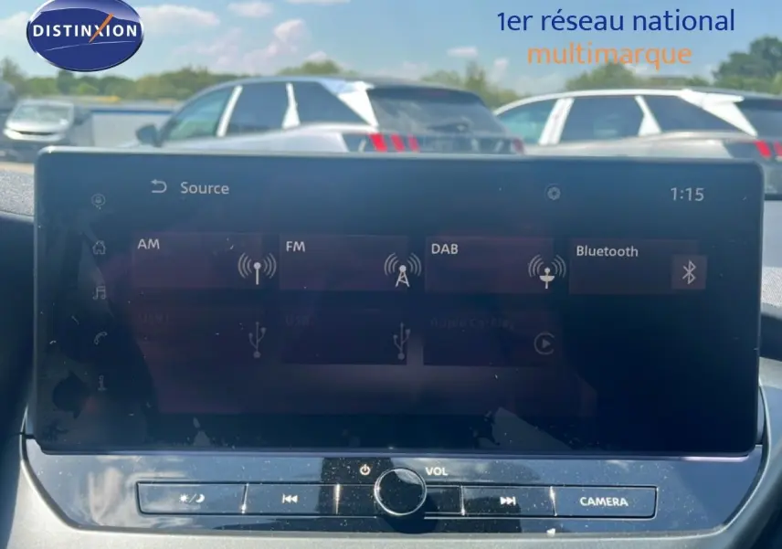 Écran tactile multimédia du Nissan Juke hybride 2025, affichant les options radio et Bluetooth, intérieur noir.