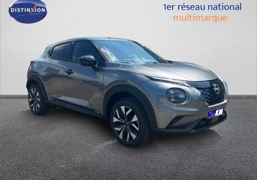 Vue 3/4 avant droit d'un Nissan Juke hybride gris squale métal avec jantes noires et détails modernes.