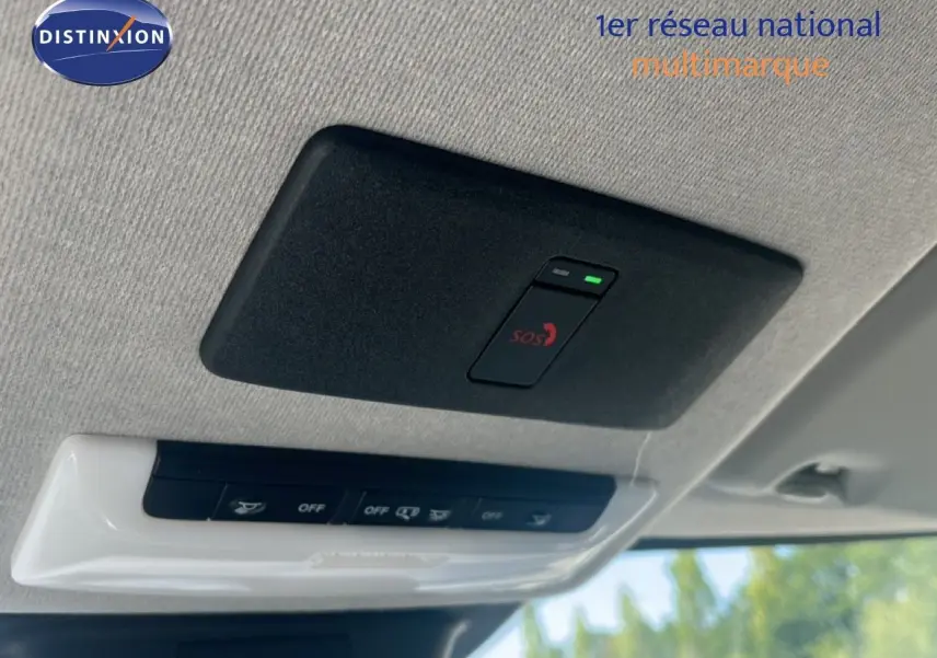 Détail du plafonnier avec bouton SOS et commandes d’éclairage dans l’habitacle du Nissan Juke gris squale métal.