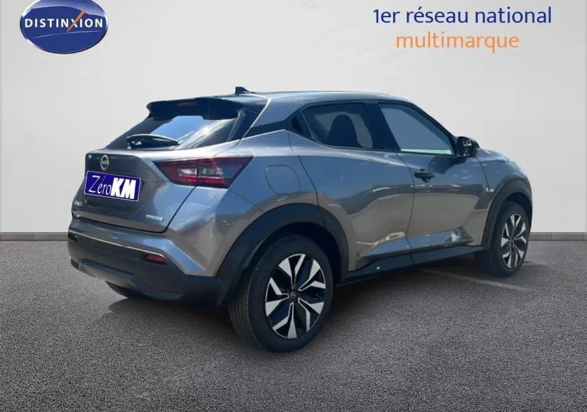 Nissan Juke Hybrid gris squale métal en 3/4 arrière droit, avec jantes alliage et feux arrière LED distinctifs.