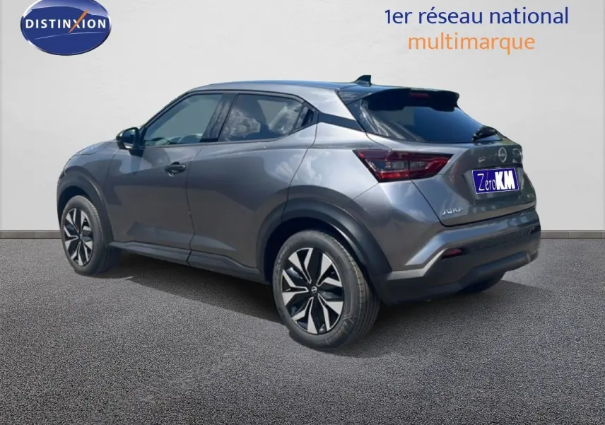 Vue 3/4 arrière droite du Nissan Juke Hybrid gris squale métal avec jantes noires et détails modernes.