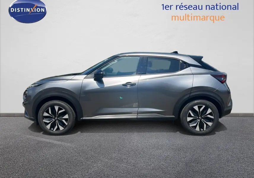 Profil droit du Nissan Juke 2025 gris squale métal, soulignant ses jantes noires et design compact urbain.