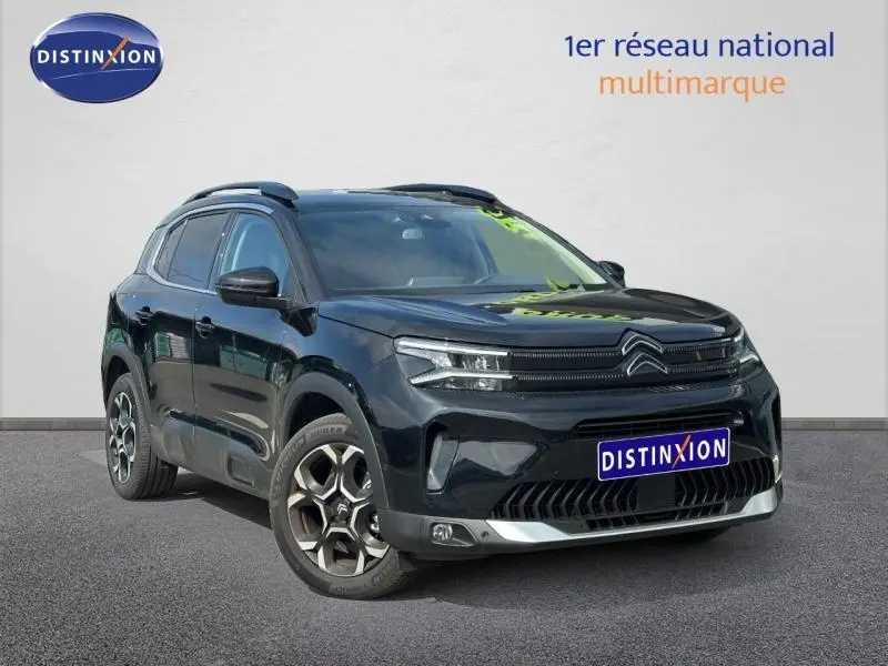 Citroën C5 Aircross noir Perla Nera vue 3/4 avant droit, avec calandre distinctive et jantes alliage modernes.