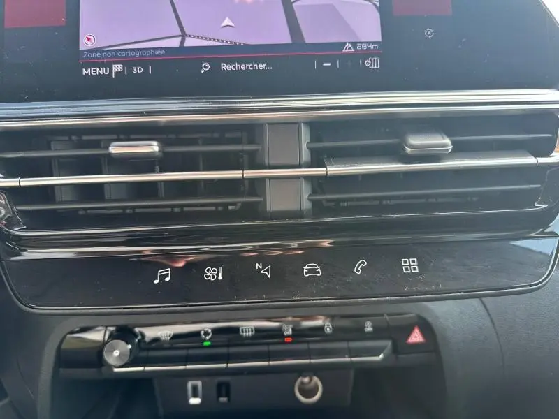 Vue rapprochée de la console centrale du Citroën C5 Aircross 2025 noir, avec commandes tactiles et aérateurs horizontaux.