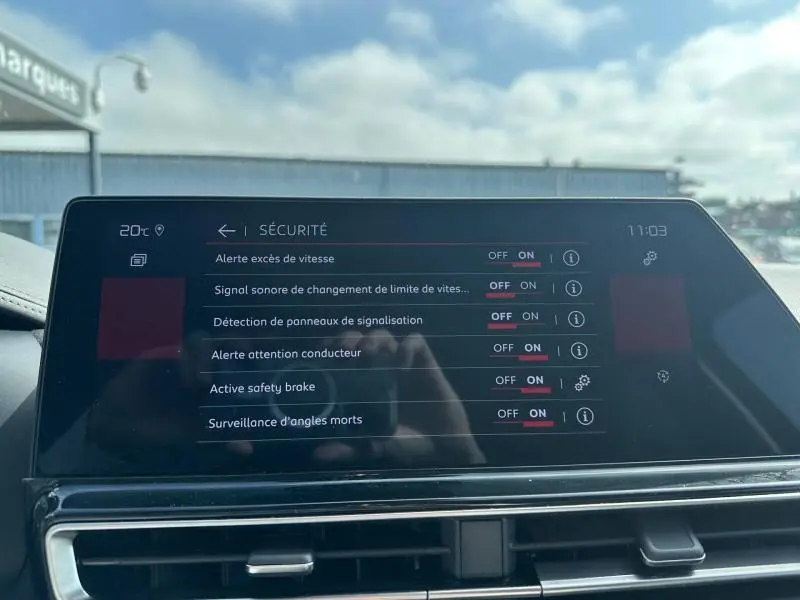 Écran tactile du tableau de bord du Citroën C5 Aircross 2025 affichant les réglages de sécurité, vue intérieure avant.