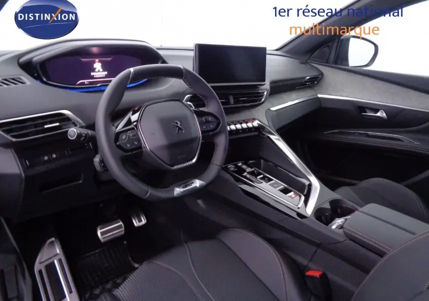 Intérieur avant du Peugeot 3008 2023 avec tableau de bord numérique, volant compact et sellerie noire élégante.