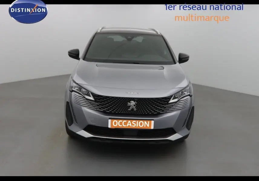 Vue frontale d'un Peugeot 3008 gris Artense métal avec calandre noire et logo lion central bien visible.