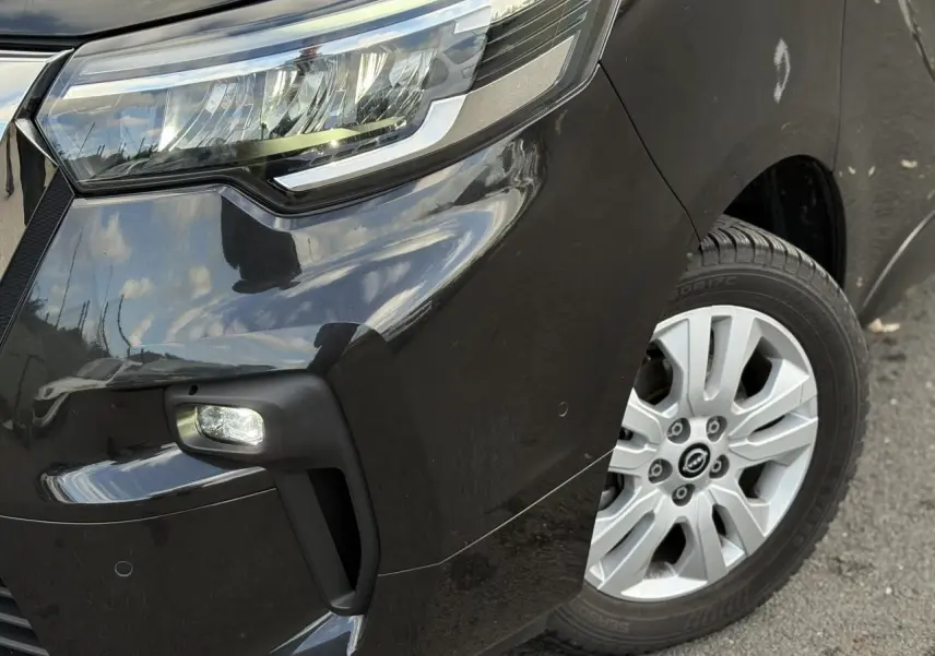Gros plan sur l'avant droit noir métallisé du Nissan Primastar Combi 2025 avec phare LED et jante alliage 17 pouces.