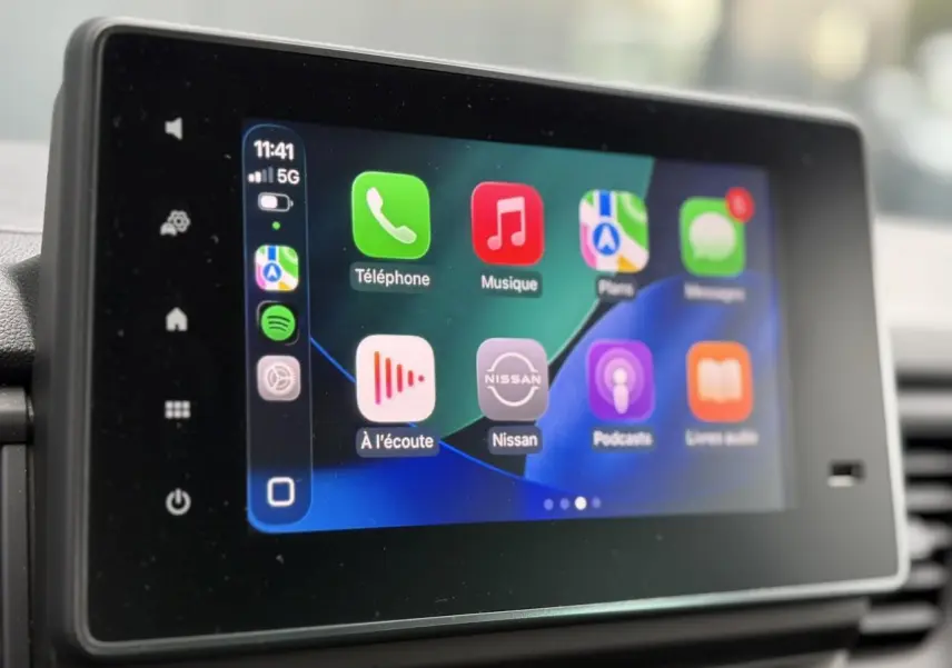 Écran tactile central du Nissan Primastar Combi affichant les applications Apple CarPlay en intérieur lumineux.