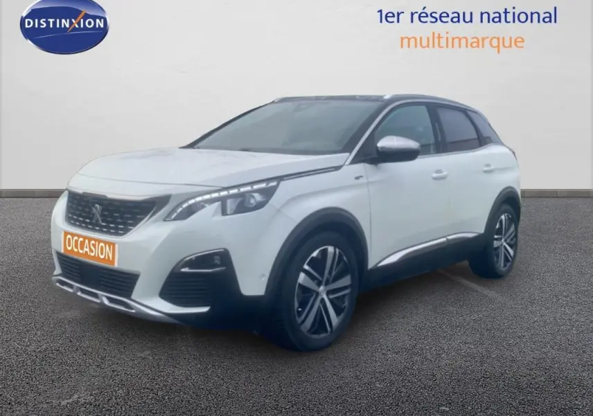Peugeot 3008 blanc en 3/4 avant droit avec jantes alliage 19 pouces et toit panoramique visible.
