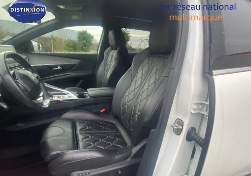 Vue intérieure côté gauche du Peugeot 3008 blanc 2018, mettant en valeur les sièges en cuir noir au design moderne.