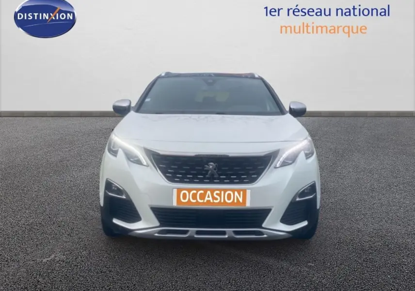 Vue avant d'un Peugeot 3008 blanc avec phares allumés et plaque "OCCASION" sur un sol gris.