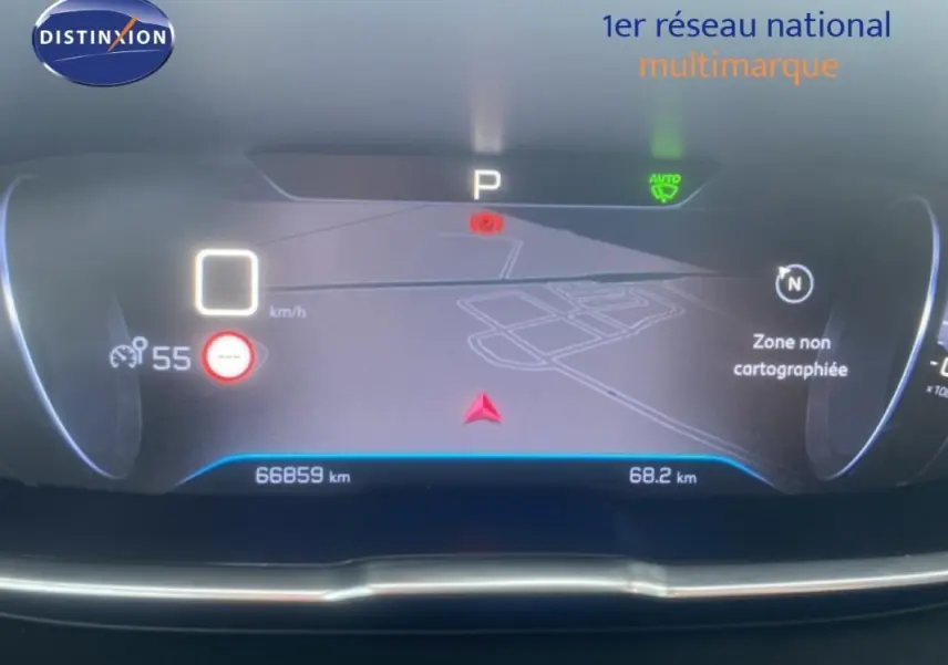 Affichage numérique du tableau de bord du Peugeot 3008 blanc, montrant la vitesse à 0 km/h et l'odomètre à 66 859 km.