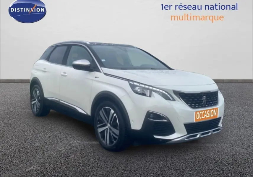 Peugeot 3008 blanc en 3/4 avant droit, avec jantes alliage 19 pouces et barres de toit visibles.