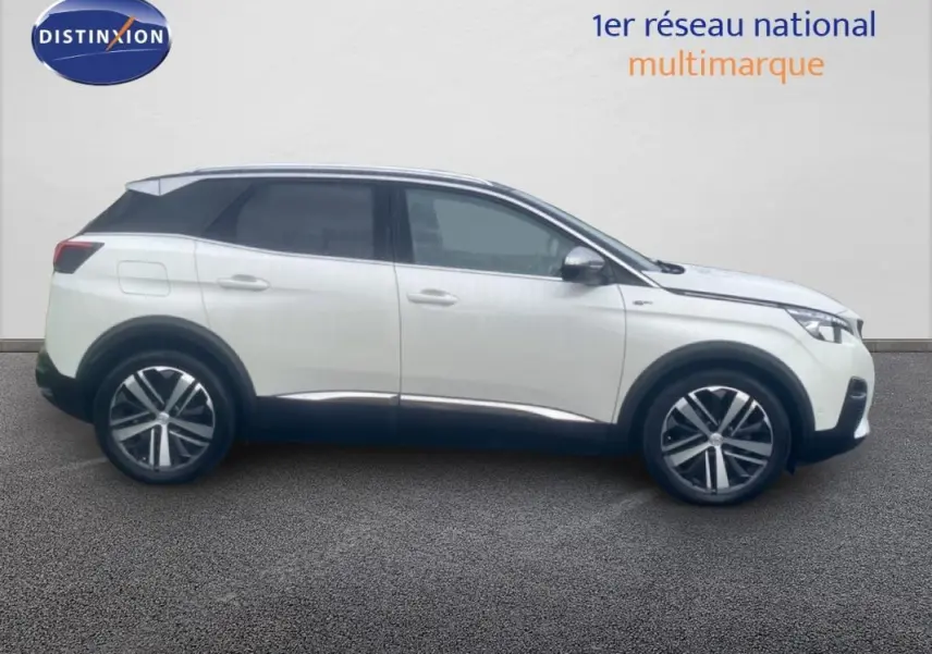 Vue de profil côté gauche d’un Peugeot 3008 blanc avec jantes alliage 19 pouces et barres de toit visibles.