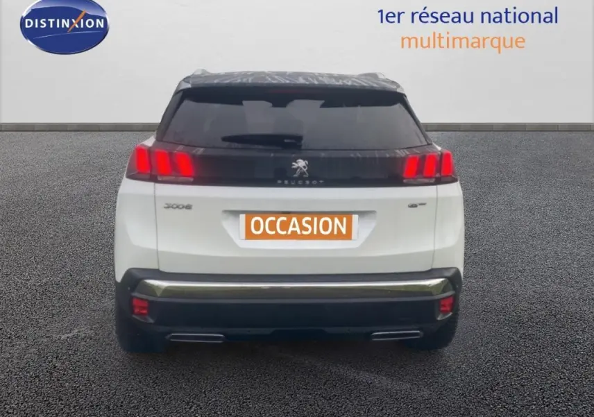Vue arrière d’un Peugeot 3008 blanc avec feux allumés et toit noir, immatriculé en occasion.