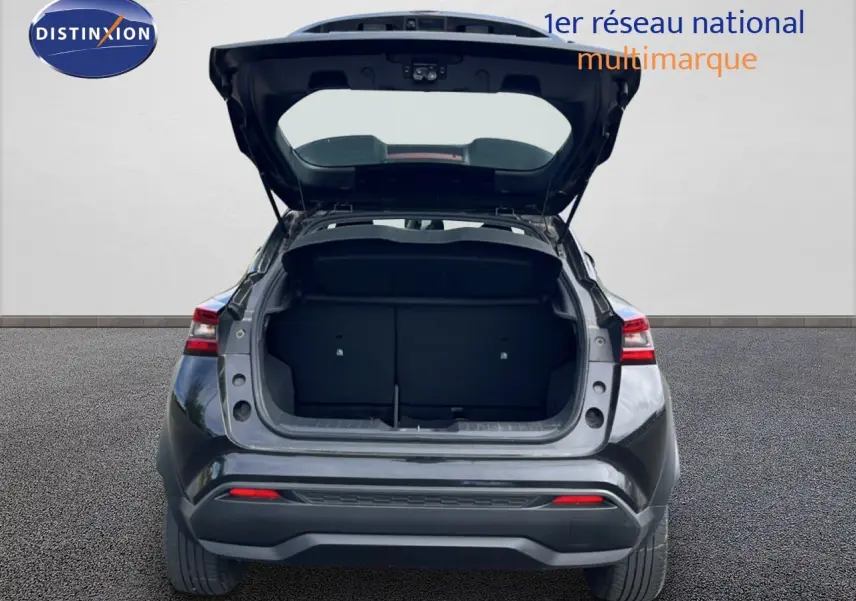 Vue arrière d'un Nissan Juke noir métal 2023 avec coffre ouvert, montrant l'espace de chargement vide.