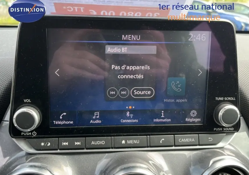 Écran tactile central du Nissan Juke noir métal 2023 affichant le menu audio Bluetooth sans appareil connecté.