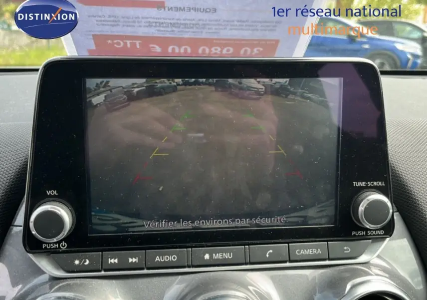 Écran central affichant la caméra de recul du Nissan Juke noir métal, vue intérieure du tableau de bord.