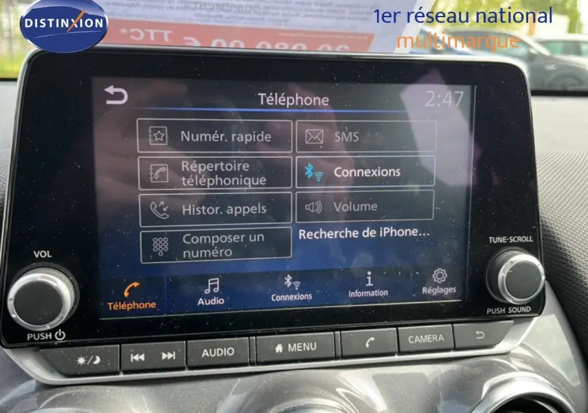 Écran tactile central du Nissan Juke noir métal 2023 montrant le menu téléphone avec commandes audio et caméra.