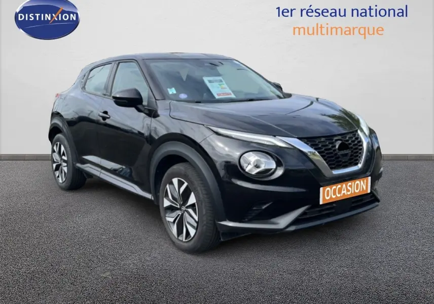 Nissan Juke noir métal en 3/4 avant droit, avec calandre V-Motion et jantes alliage distinctives.