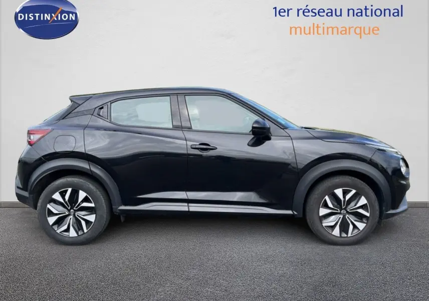 Profil droit d'un Nissan Juke noir métal 2023, avec jantes distinctives et lignes dynamiques visibles.