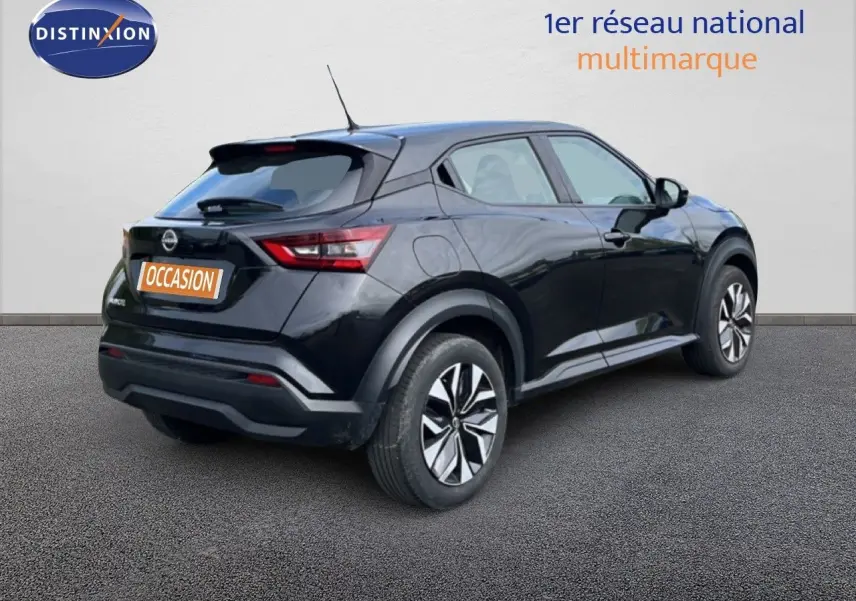 Nissan Juke noir métal en 3/4 arrière droit, soulignant ses feux arrière LED et jantes alliage distinctives.