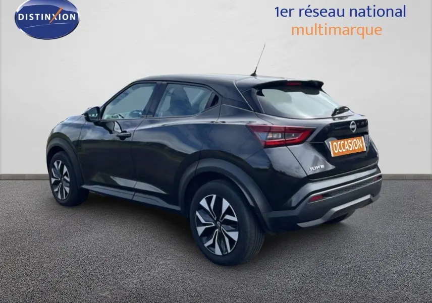 Nissan Juke noir métal en 3/4 arrière droit, avec jantes distinctives et feux arrière LED visibles.