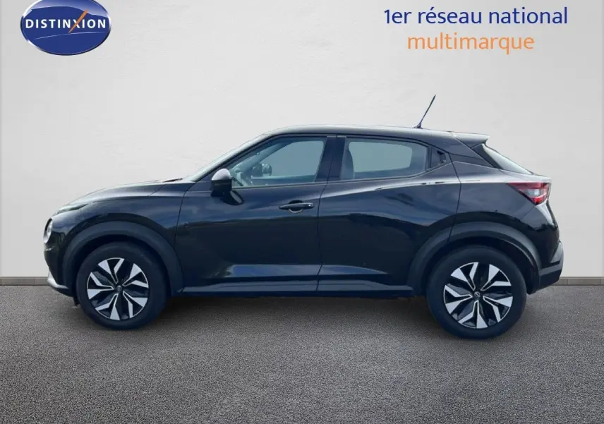 Profil côté gauche d'un Nissan Juke 2023 noir métal, finition Acenta avec jantes au design moderne.