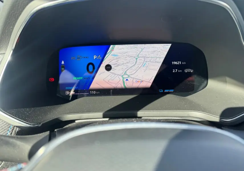 Tableau de bord numérique du Renault Symbioz E-Tech hybride, affichant navigation et informations de conduite.