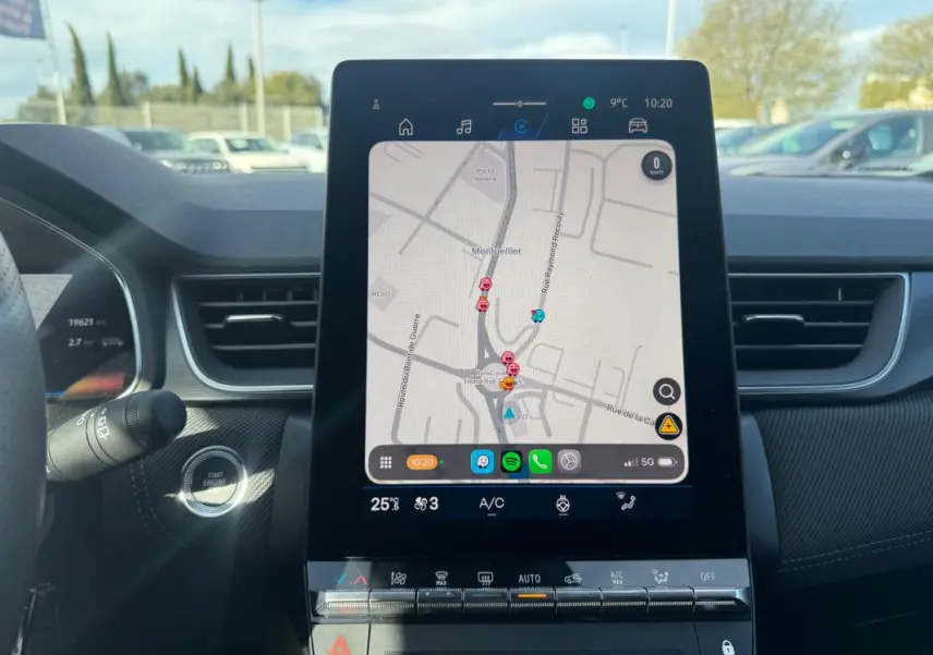 Vue intérieure du tableau de bord du Renault SYMBIOZ gris clair, avec écran tactile central affichant la navigation.