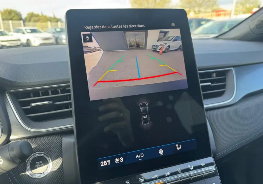 Vue intérieure du tableau de bord du Renault Symbioz gris clair, écran tactile affichant la caméra de recul avec guidage coloré.