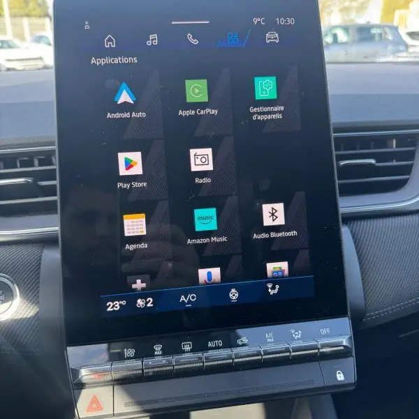 Écran tactile central de la Renault Symbioz gris clair, affichant les applications multimédia et climatisation, vue intérieure frontale.