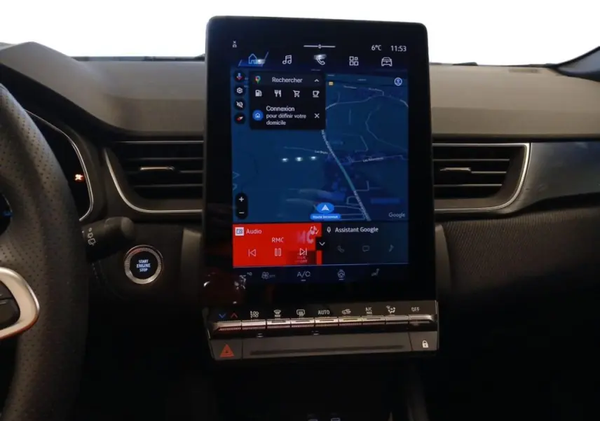 Vue intérieure centrée sur l'écran tactile vertical du tableau de bord du Renault Symbioz gris clair, avec commandes climatisation en dessous.