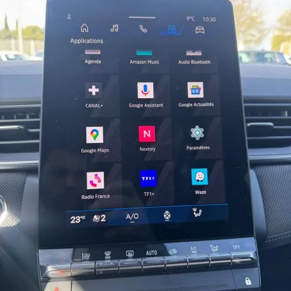 Écran tactile central du tableau de bord de la Renault Symbioz gris clair, affichant les applications connectées.