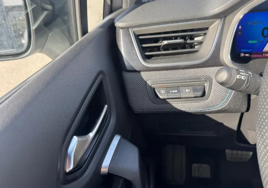 Détail intérieur côté gauche du tableau de bord gris foncé avec commandes E-SAVE et ventilation Renault Symbioz 2025.