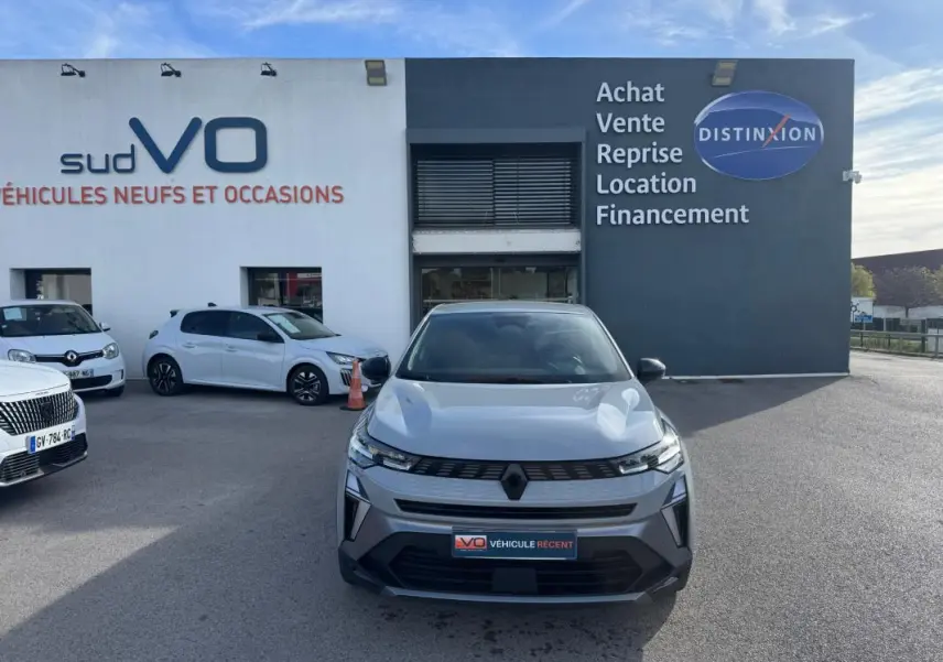 Vue avant d'une Renault SYMBIOZ gris clair E-Tech full hybrid 145 Esprit Alpine, avec calandre noire et logo central.