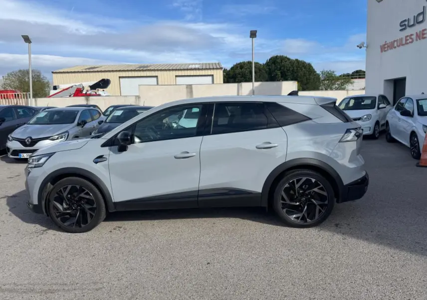 Renault Symbioz E-Tech hybride gris clair, vue profil côté gauche, avec jantes alliage noires 19 pouces.