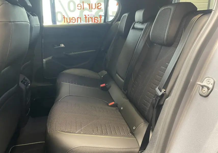 Vue intérieure côté droit des sièges arrière noirs avec surpiqûres vert Adamite sur Peugeot 308 GT 2026.
