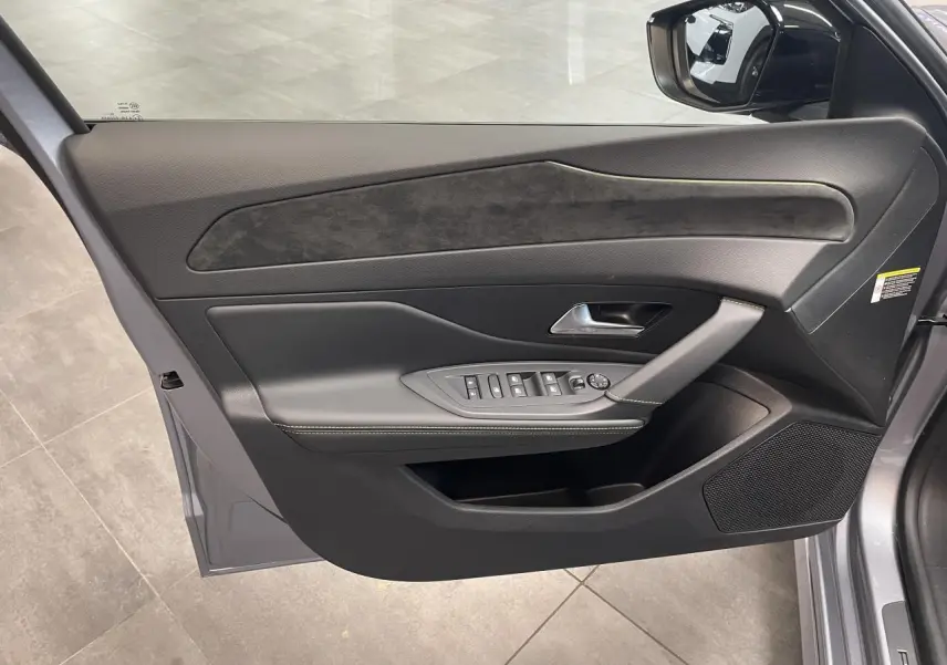 Vue intérieure côté gauche de la porte avant gris Artense avec surpiqûres vert Adamite et insert en Alcantara.