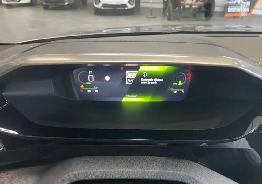 Tableau de bord numérique de la Peugeot 308 GT 2026 avec affichage digital moderne et éclairage vert.