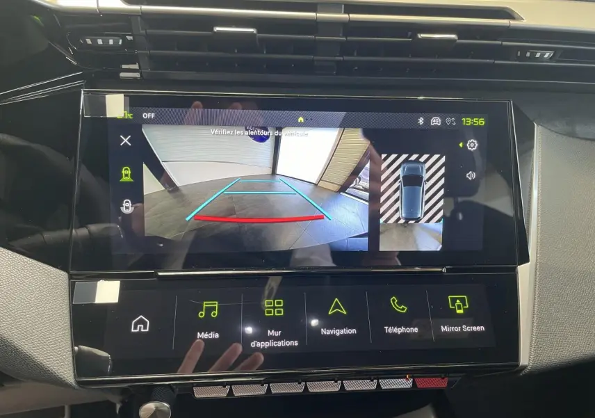 Écran tactile central affichant la caméra de recul et la vue 360° du Peugeot 308 gris Artense, intérieur moderne.