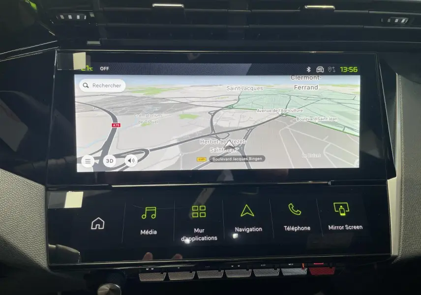 Écran tactile central avec navigation 3D dans l’habitacle du Peugeot 308 gris Artense, vue de face.