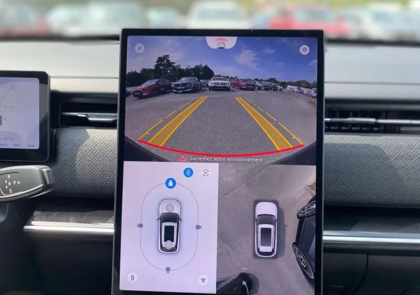 Écran central du JAECOO J7 blanc khaki montrant la caméra de recul et la vue 360° intérieure.