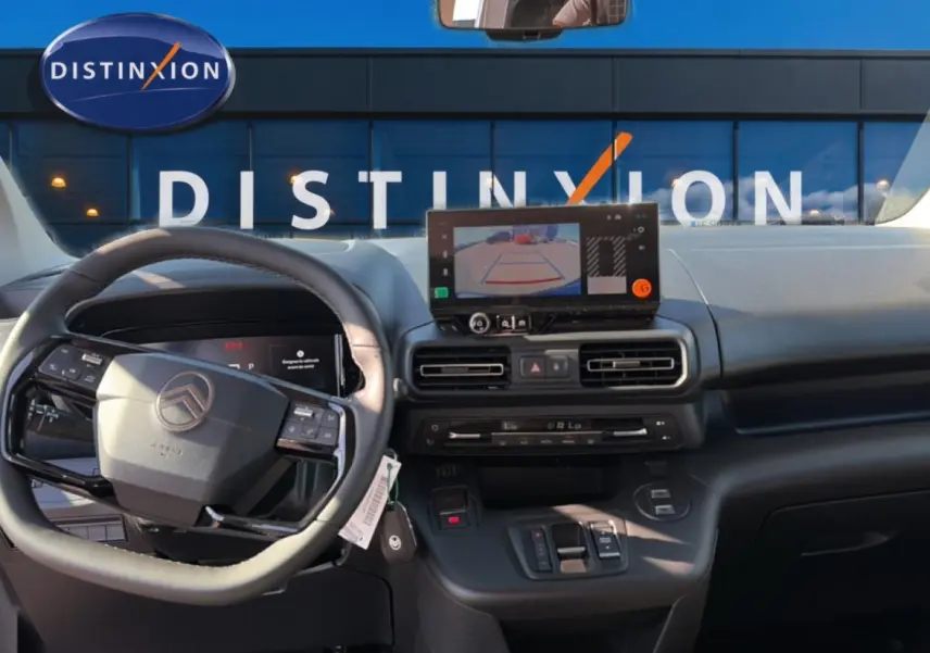 Vue intérieure avant du Citroën Berlingo Steel Grey 2026, avec écran tactile affichant la caméra de recul.
