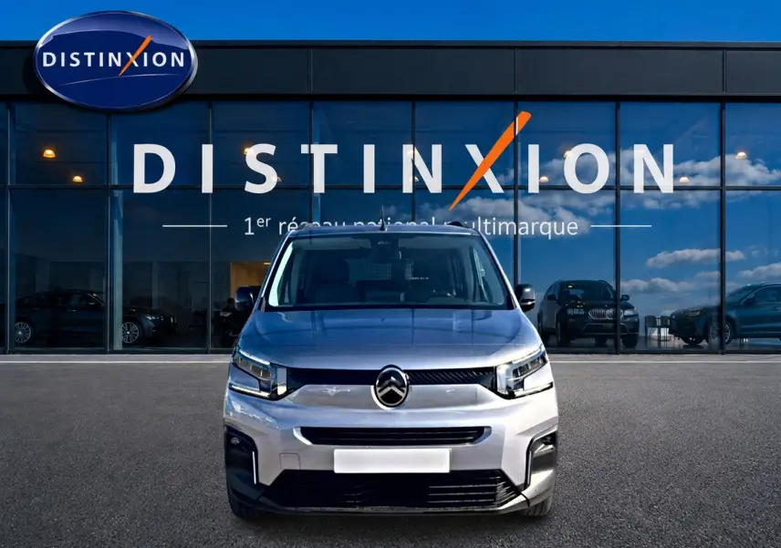 Vue avant d'un Citroën Berlingo Steel Grey 2026, avec calandre moderne et phares LED distinctifs.