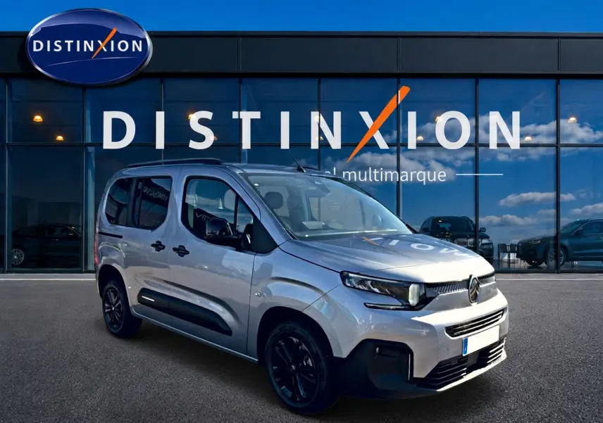 Citroën Berlingo N1 2026 gris acier en 3/4 avant droit, avec barres de toit et jantes noires.
