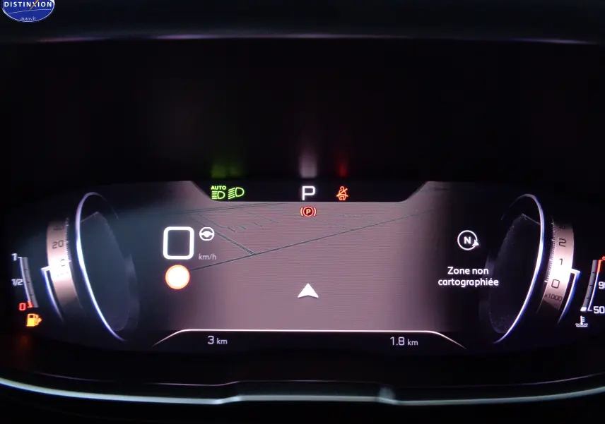 Affichage numérique du tableau de bord du Peugeot 3008 gris, montrant la vitesse à 0 km/h et une zone non cartographiée.