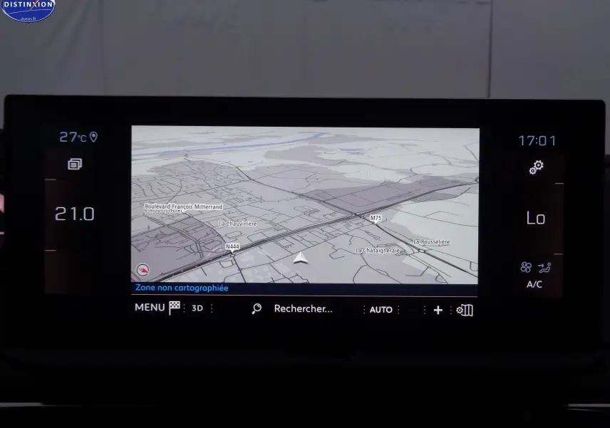 Écran central du Peugeot 3008 2023 montrant la navigation GPS avec carte grise et interface climatisation digitale.